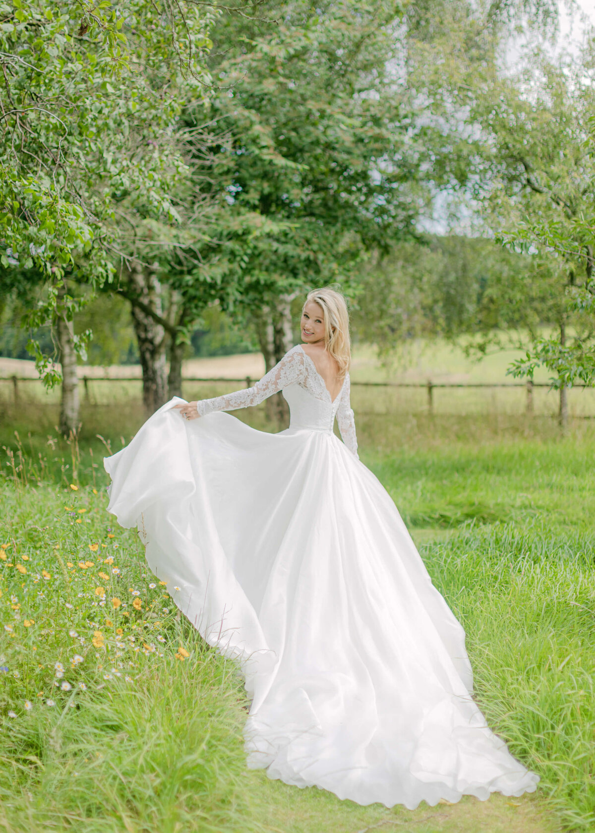 chloe-winstanley-weddings-hambleden-suzanne-neville-bride-garden