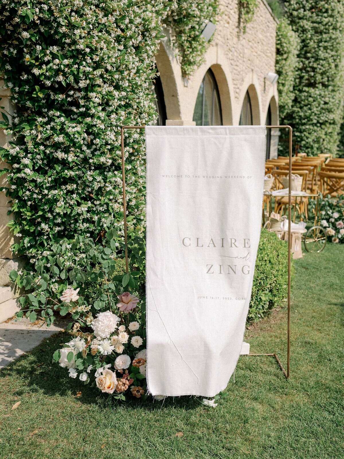 wedding-welcome-panel-and-flowers-in-provence