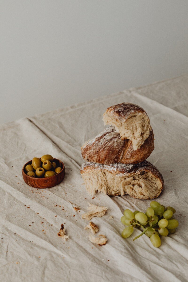 kaboompics_lunch-with-bread-white-wine-olives-butter-camembert-cheese-30601