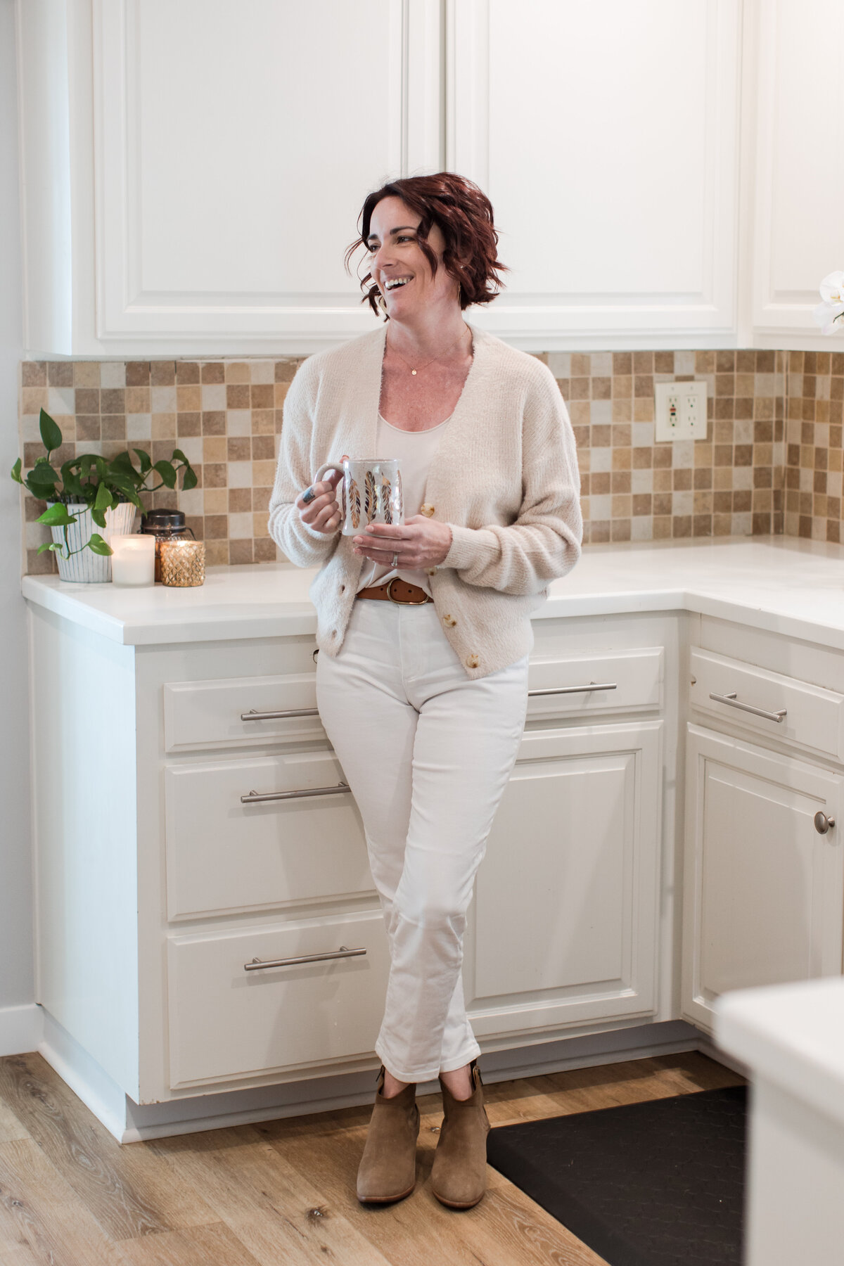 realtor-personal-branding-photography-in-kitchen