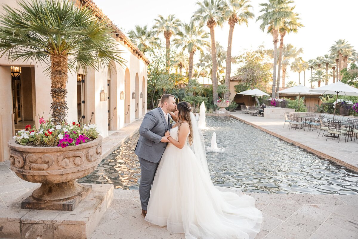 Scottsdale-Wedding-Photographers-Royal-Palms-Bride-Groom-Kissing-1455