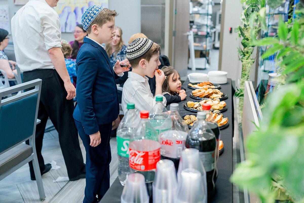 Eliana-Melmed-Photography-Chicago-LosAngeles-Jewish-WeddingPhotographer-CarmiKalman-KabbalatPanim-00050