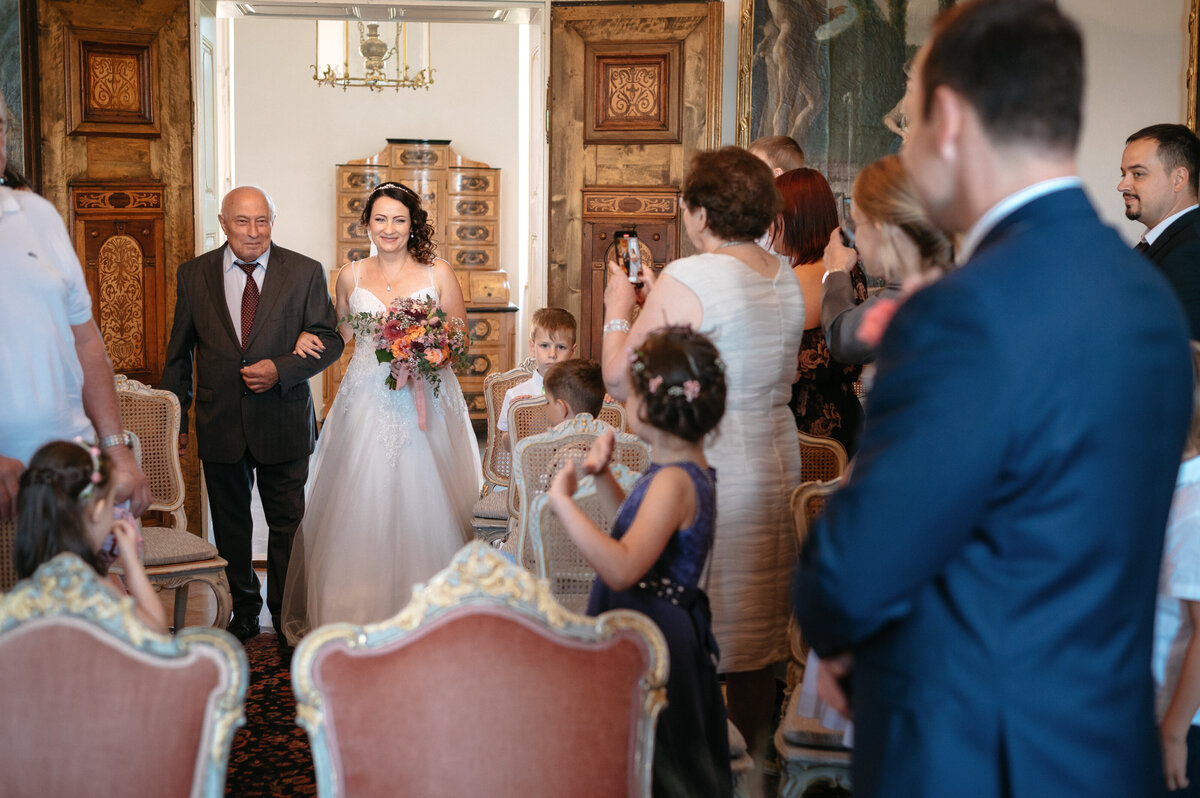Braut wird von ihrem Vater zum Bräutigam gebracht Insel Mainau Hochzeitsfotograf Konstanz