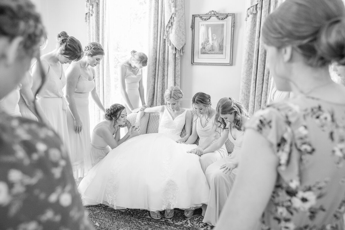 bride praying with her girls at lowndes grove