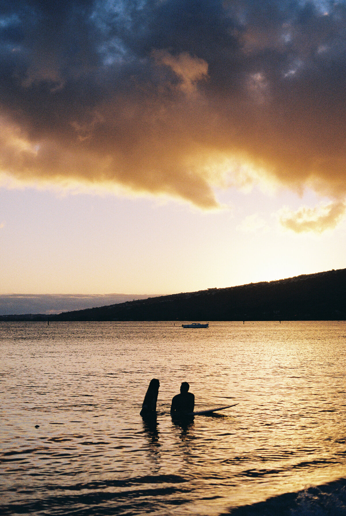 couple-at-sunset-in-oahu