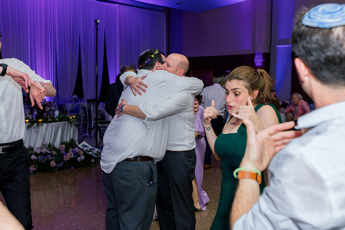 Eliana-Melmed-Photography-Chicago-LosAngeles-Jewish-WeddingPhotography-ElianaSklar-DanceFloor-00344