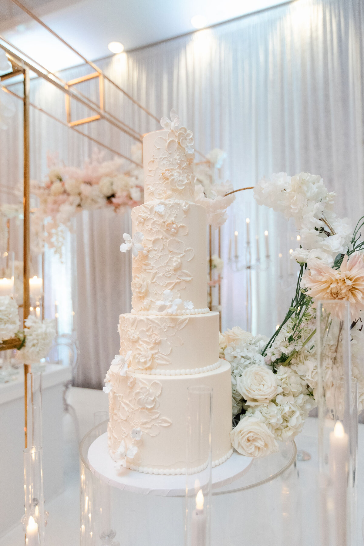 elegant-wedding-reception-white-floral-cake
