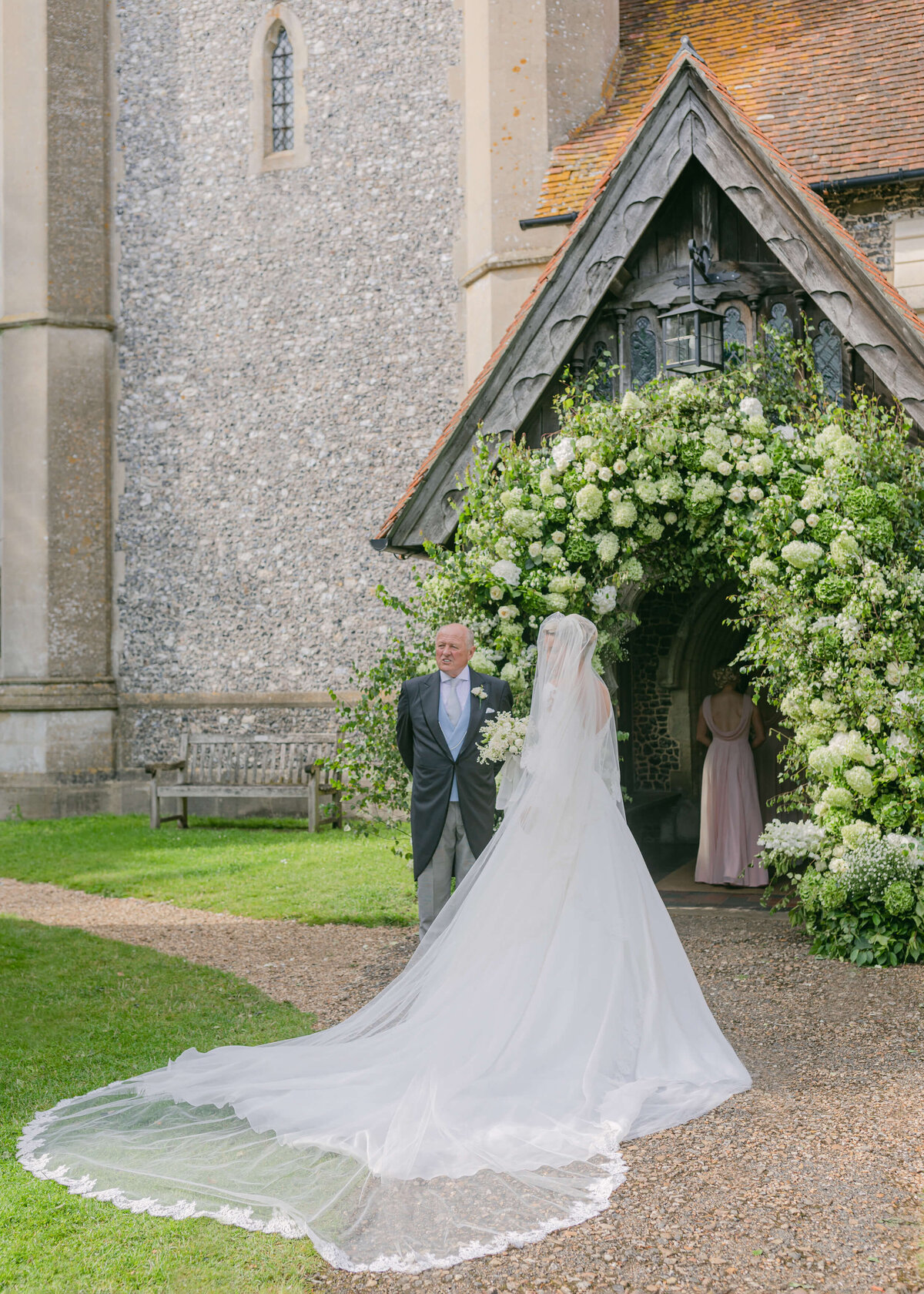 chloe-winstanley-weddings-hambleden-church-bride-father-veil
