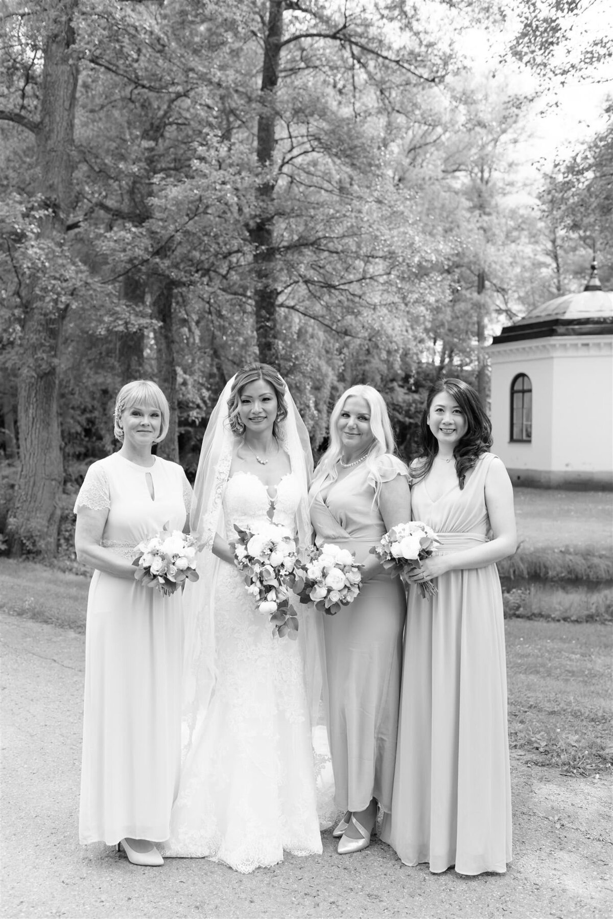 Wedding Photographer Anna Lundgren - helloalora_Rånäs Slott chateau wedding in Sweden timeless romantic bridal party portraits in the castle garden white wedding bouquet