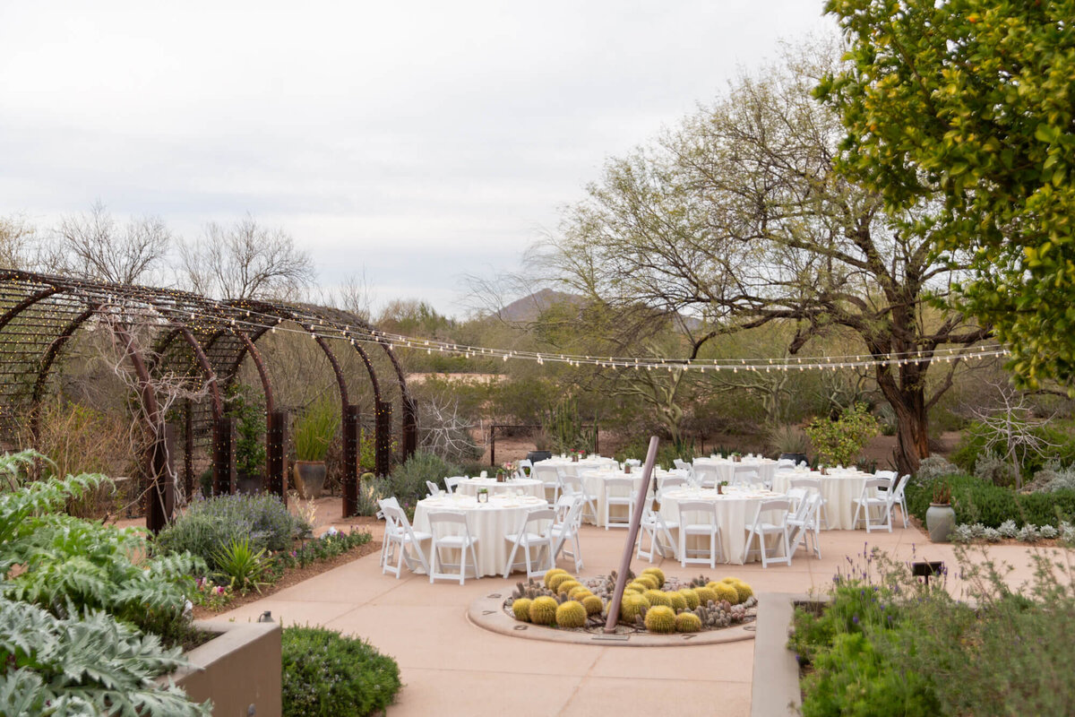phoenix-scottsdale-arizona-destination-wedding-reception-tables-desert