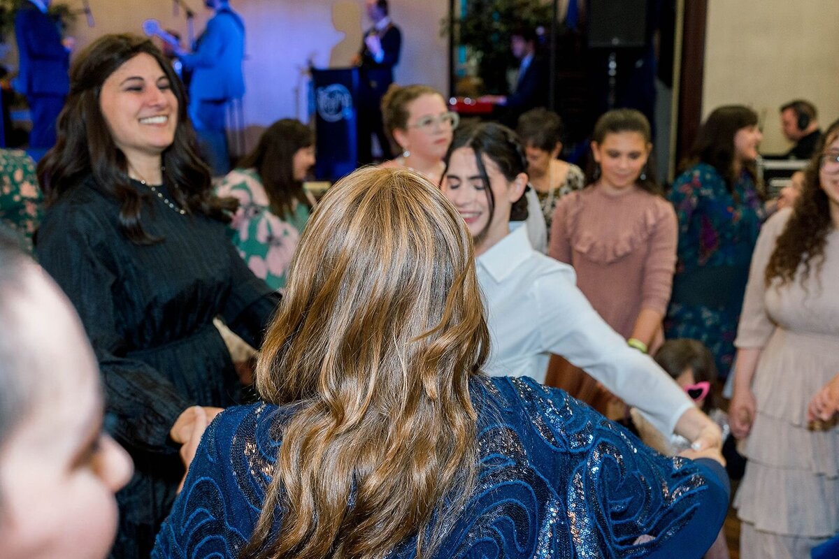Eliana-Melmed-Photography-Chicago-LosAngeles-Jewish-WeddingPhotographer-CarmiKalman-WomensDancing-00062