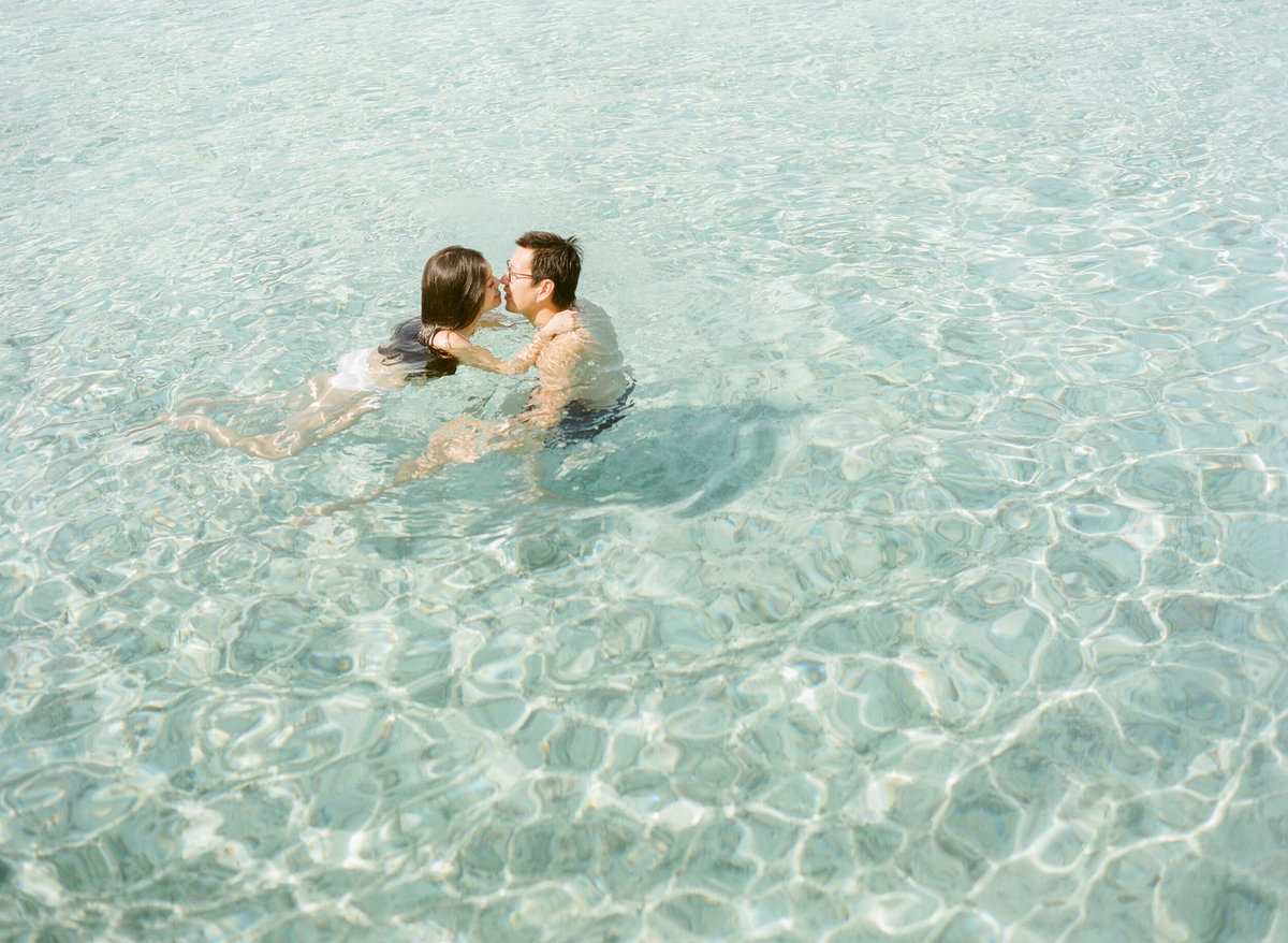22-KTMerry-couple-portrait-ocean-Maldives