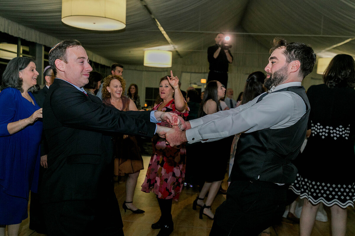 Eliana-Melmed-Photography-Chicago-LosAngeles-Jewish-WeddingPhotography-SimchaDancing-00161