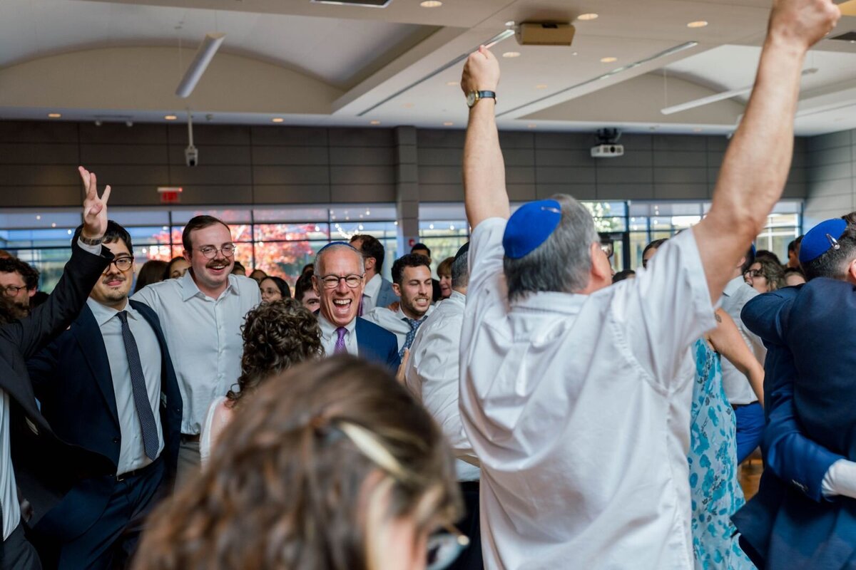 Eliana-Melmed-Photography-Chicago-LosAngeles-Jewish-WeddingPhotography-ShulaNoah-Simcha-Dancing-00146