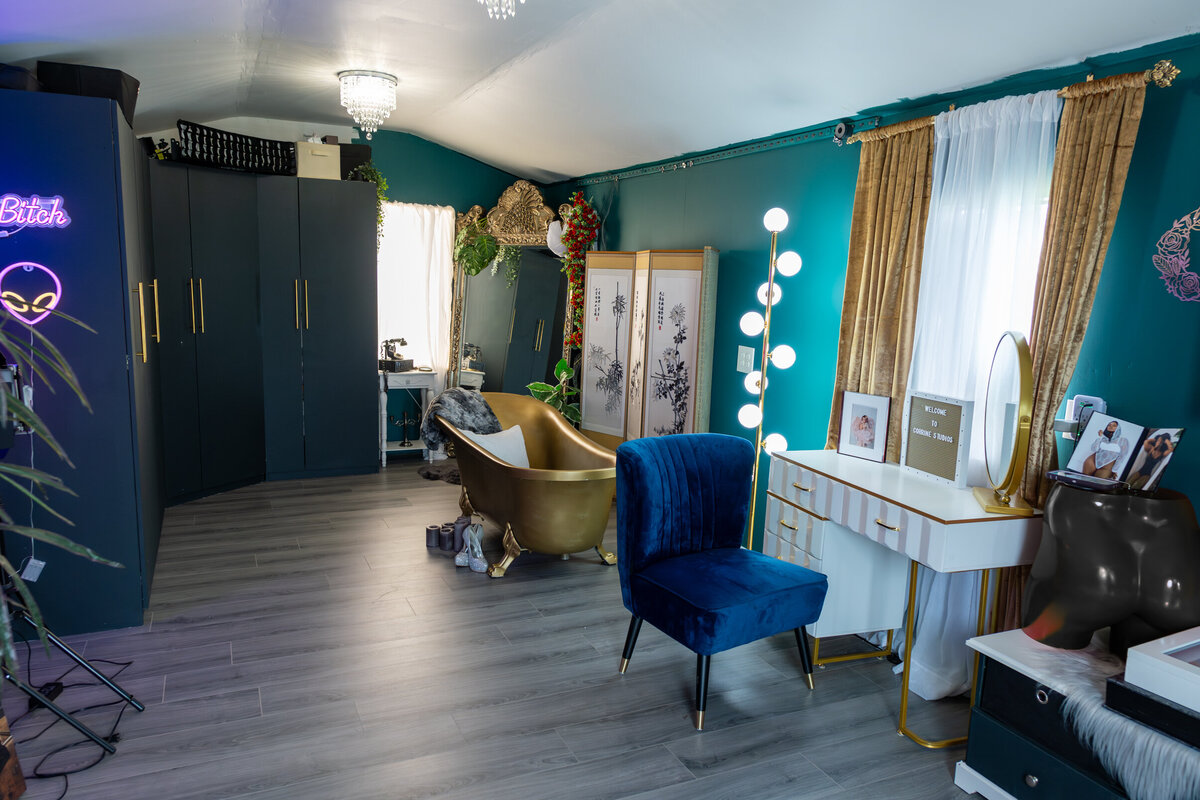 Makeup Station and Bathtub and Mirror sets at Corrine Studios