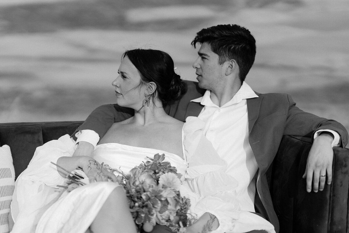 bride-and-groom-are-sitting-on-the-sofa-in-the-desertjpg