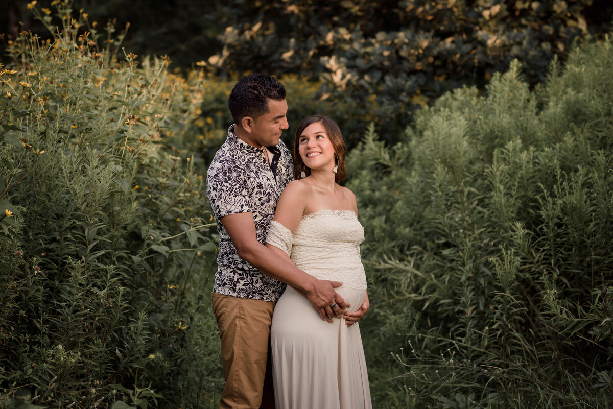 boston-portrait-photographer-maternity-session-baby-bump-pregnancy-maternity-portraits-field-woods-flowers