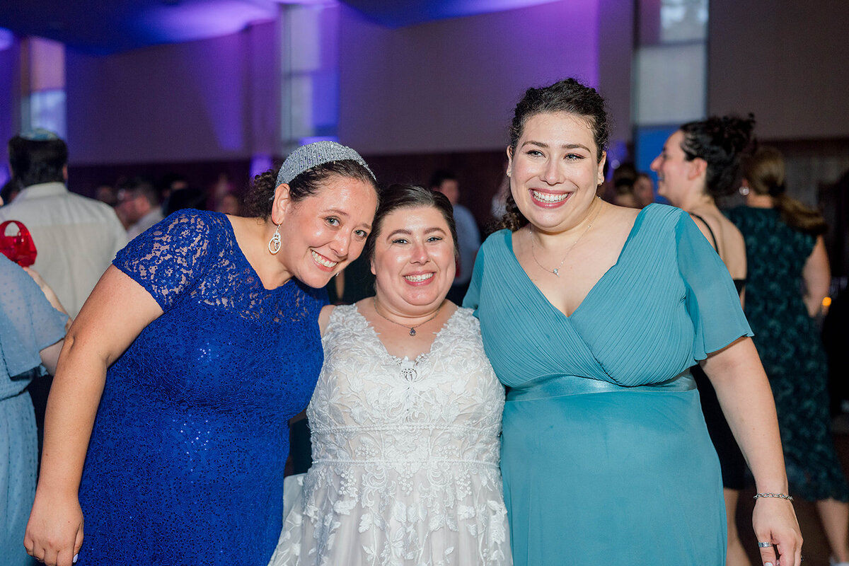 Eliana-Melmed-Photography-Chicago-LosAngeles-Jewish-WeddingPhotography-ElianaSklar-DanceFloor-00123