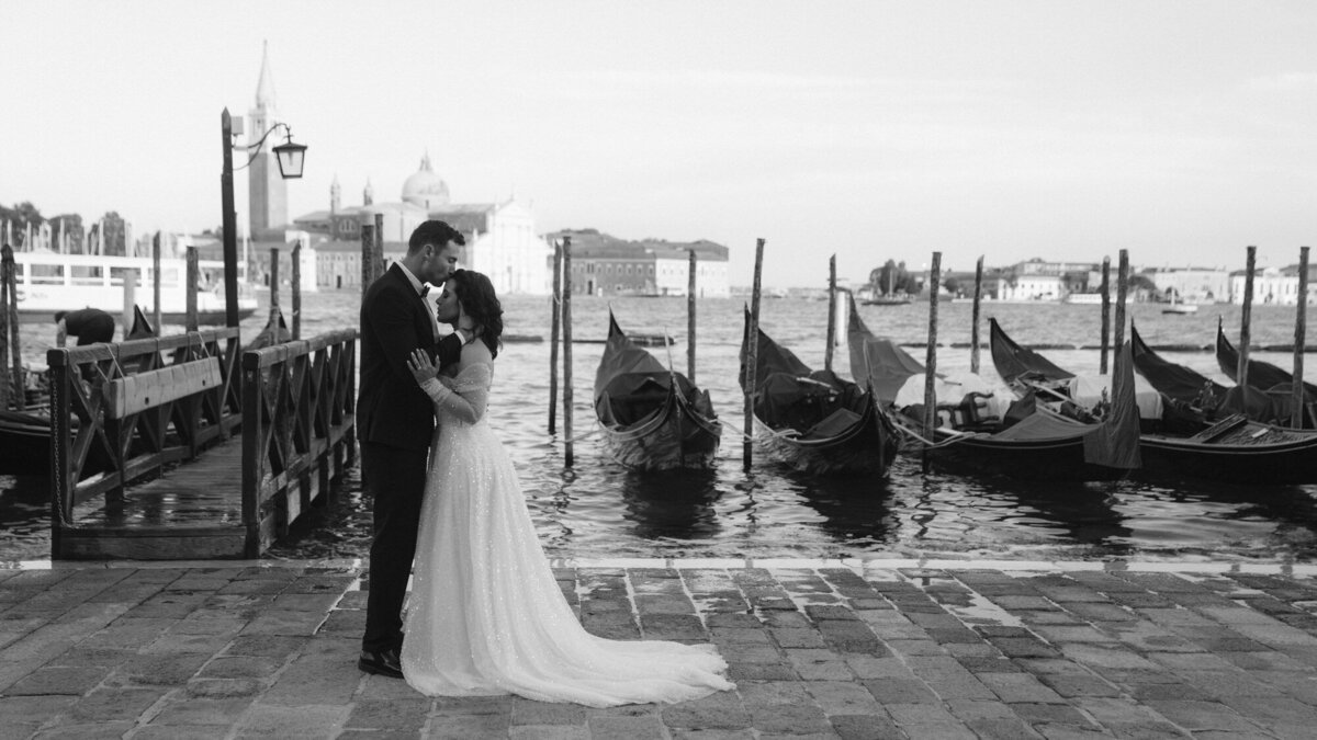 the_chaffins_international_destination_wedding_elopement_photographers_sammie_chaffin_micah_editorial_adventure_photos_travel_venice_italy_20