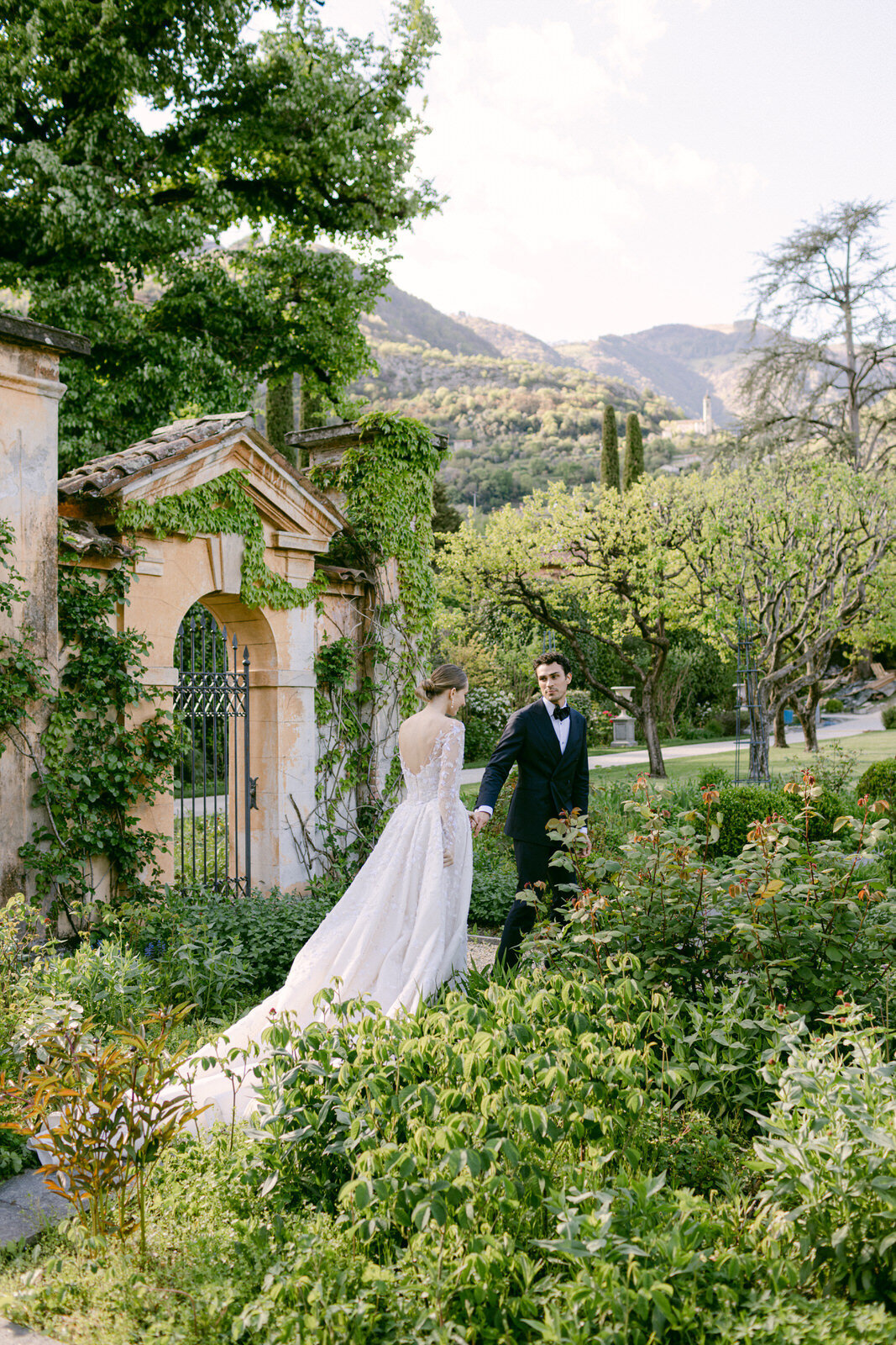 wedding couple in the garden of Villa Balbiano