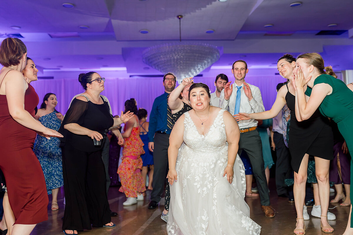 Eliana-Melmed-Photography-Chicago-LosAngeles-Jewish-WeddingPhotography-ElianaSklar-DanceFloor-00113