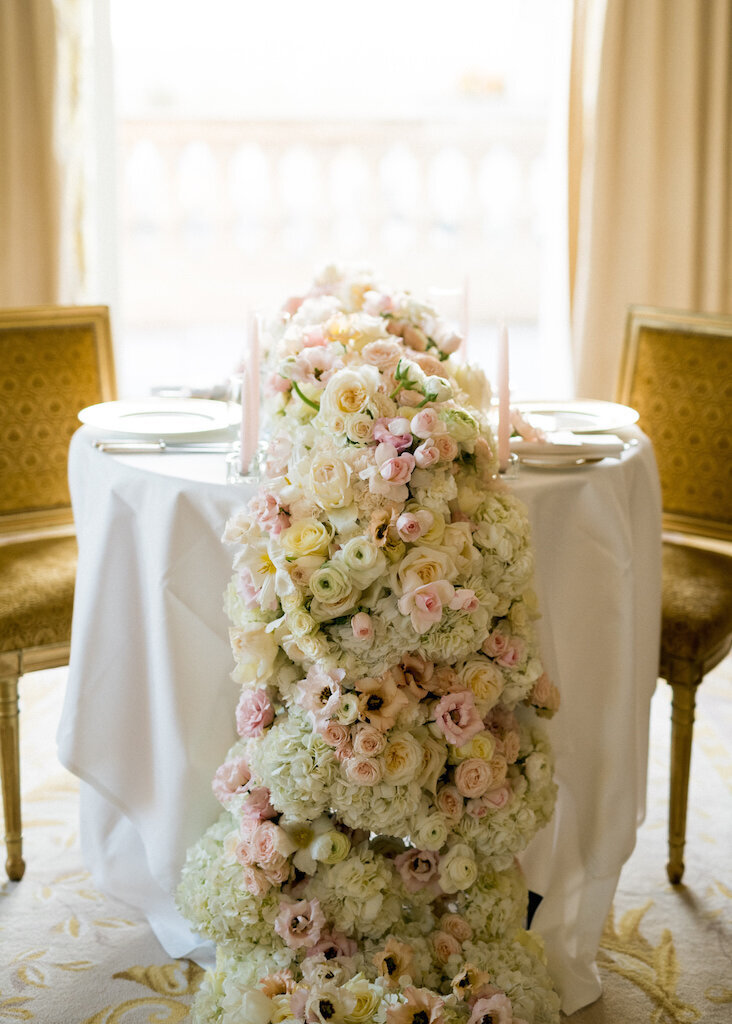 lush-falling-floral-arrangement-for-wedding