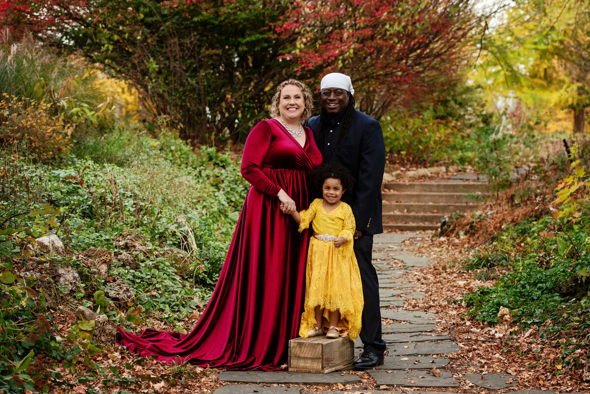 st-louis-family-photographer-mom-dad-and-daughter-wearing-maroon-navy-and-gold-for-family-picture-at-lafayette-park