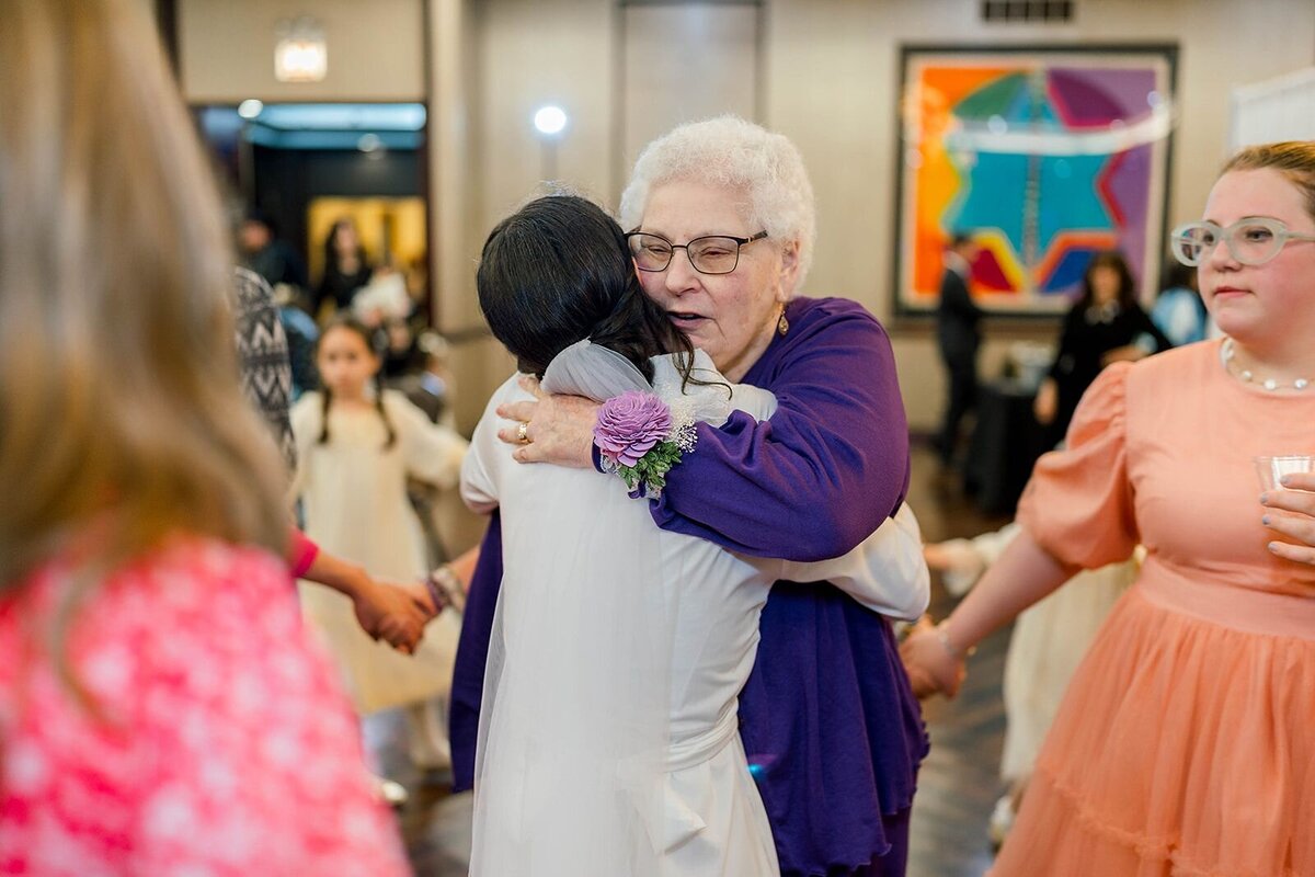 Eliana-Melmed-Photography-Chicago-LosAngeles-Jewish-WeddingPhotographer-CarmiKalman-WomensDancing-00079