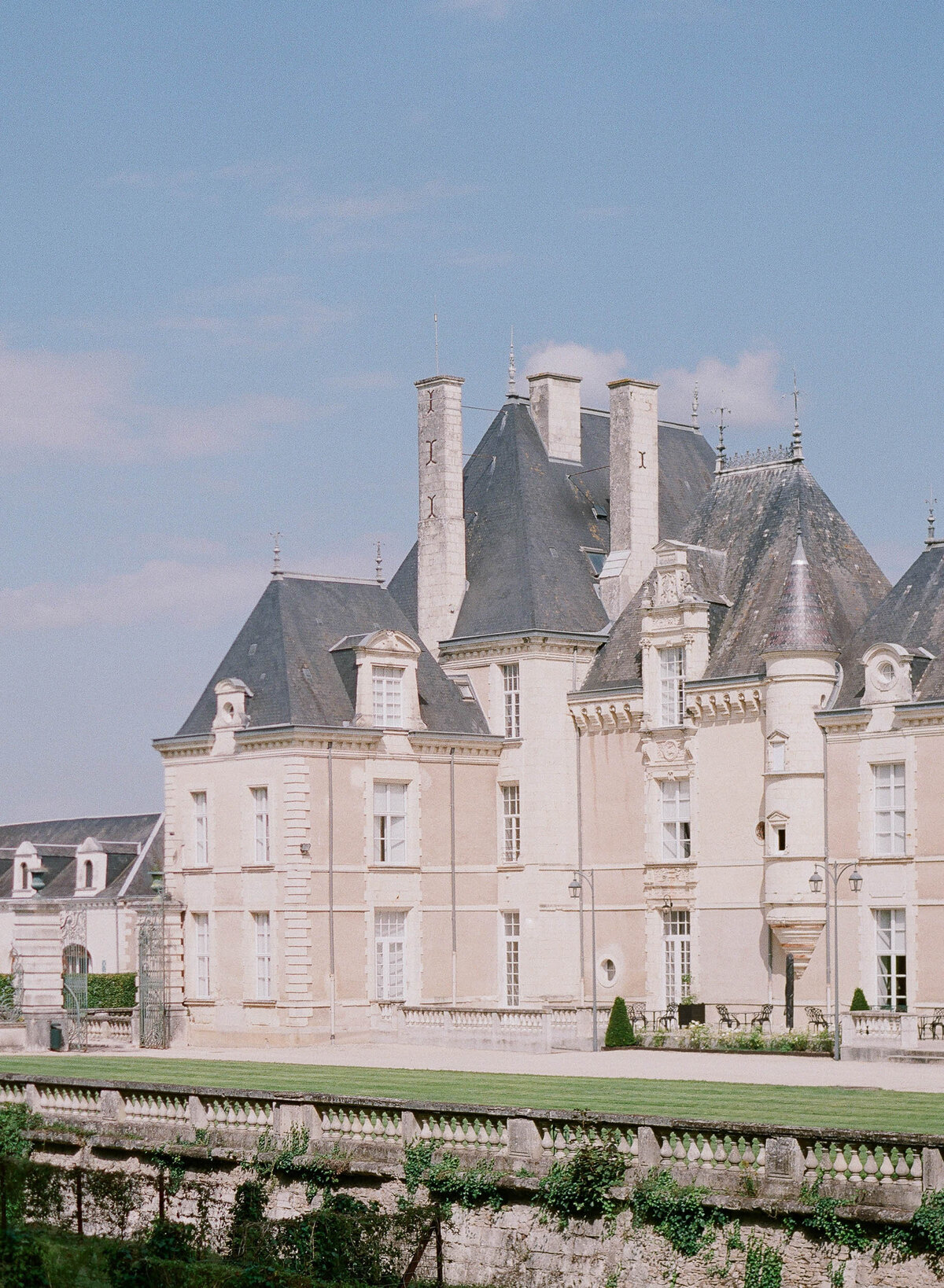 Alexandra-Vonk-pre-wedding-session-chateau-de-jalesnes-abbaye-Fontevraud-1