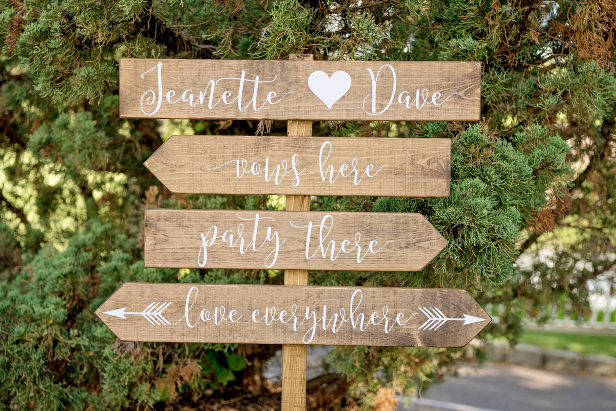 photo of wedding directional signs from wedding at Willow Creek Golf and Country Club