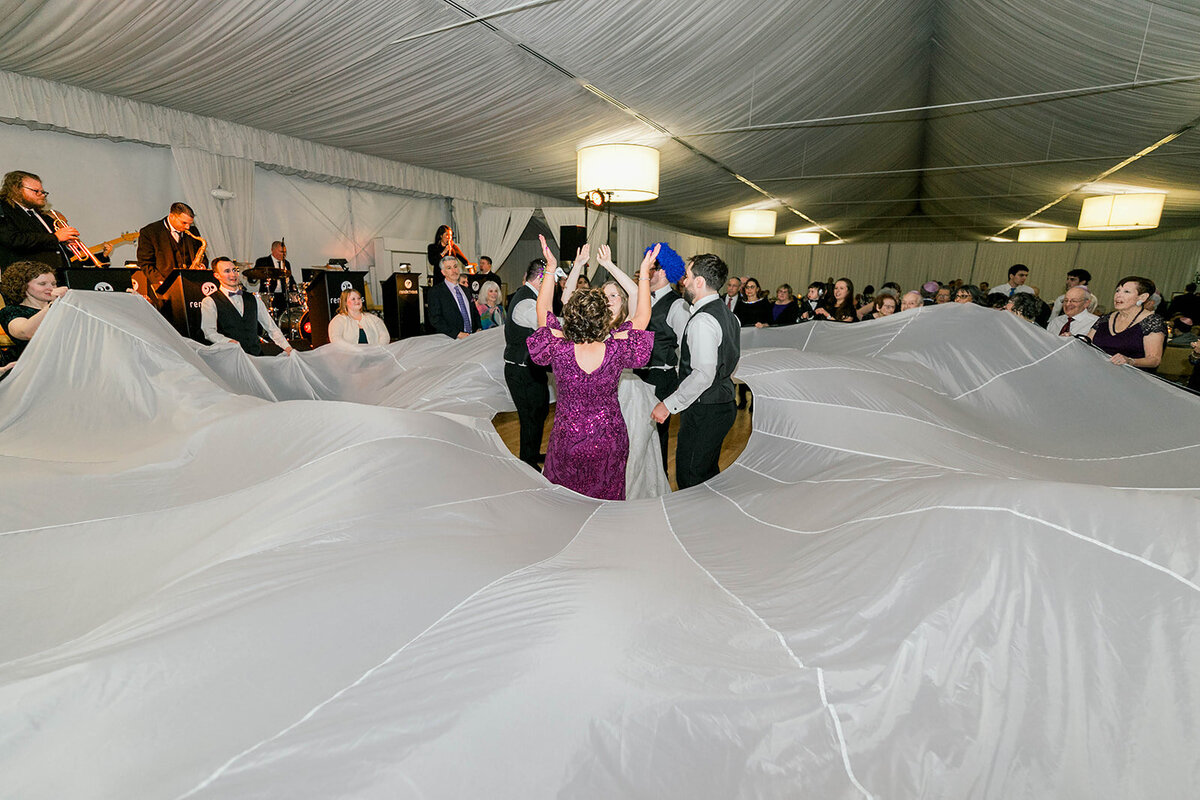 Eliana-Melmed-Photography-Chicago-LosAngeles-Jewish-WeddingPhotography-SimchaDancing-00025
