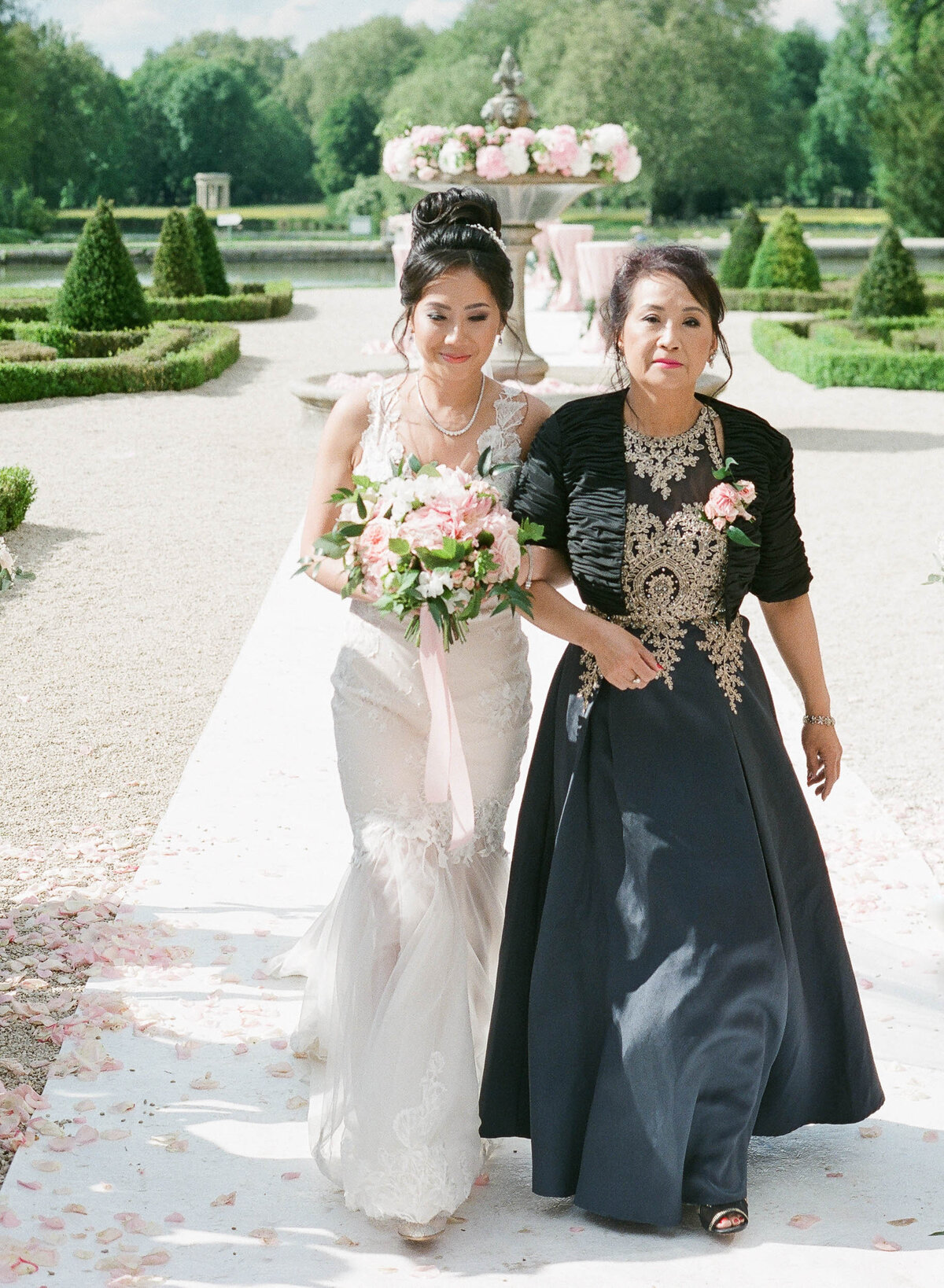 29-Chateau-de-Chantilly-wedding-mother-of-the-bride-Alexandra-Vonk-photography