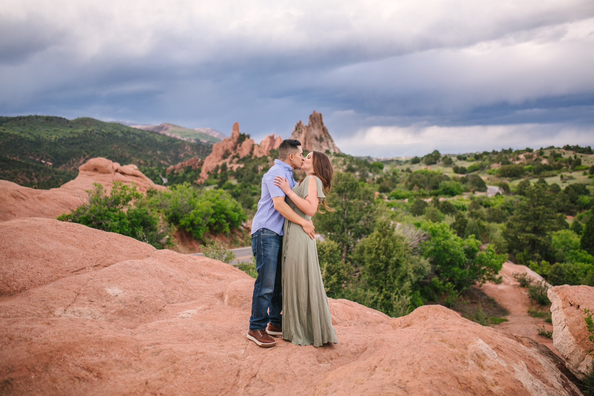 Garden-of-the-Gods-engagement-pictures (2)