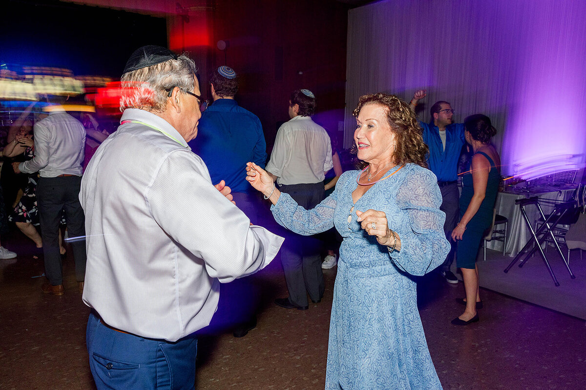 Eliana-Melmed-Photography-Chicago-LosAngeles-Jewish-WeddingPhotography-ElianaSklar-DanceFloor-00395