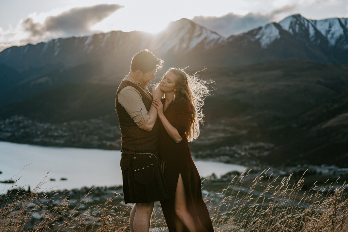 Honeymoon in Queenstown New Zealand photo session on top of mountain