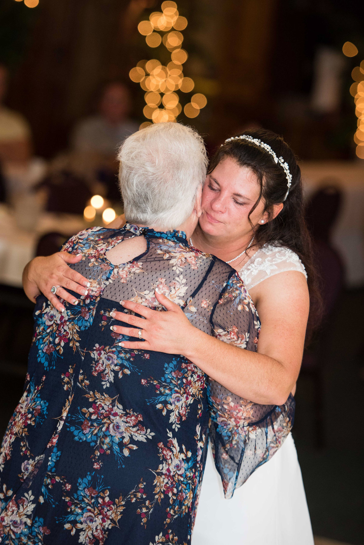 bride cries dance with mother