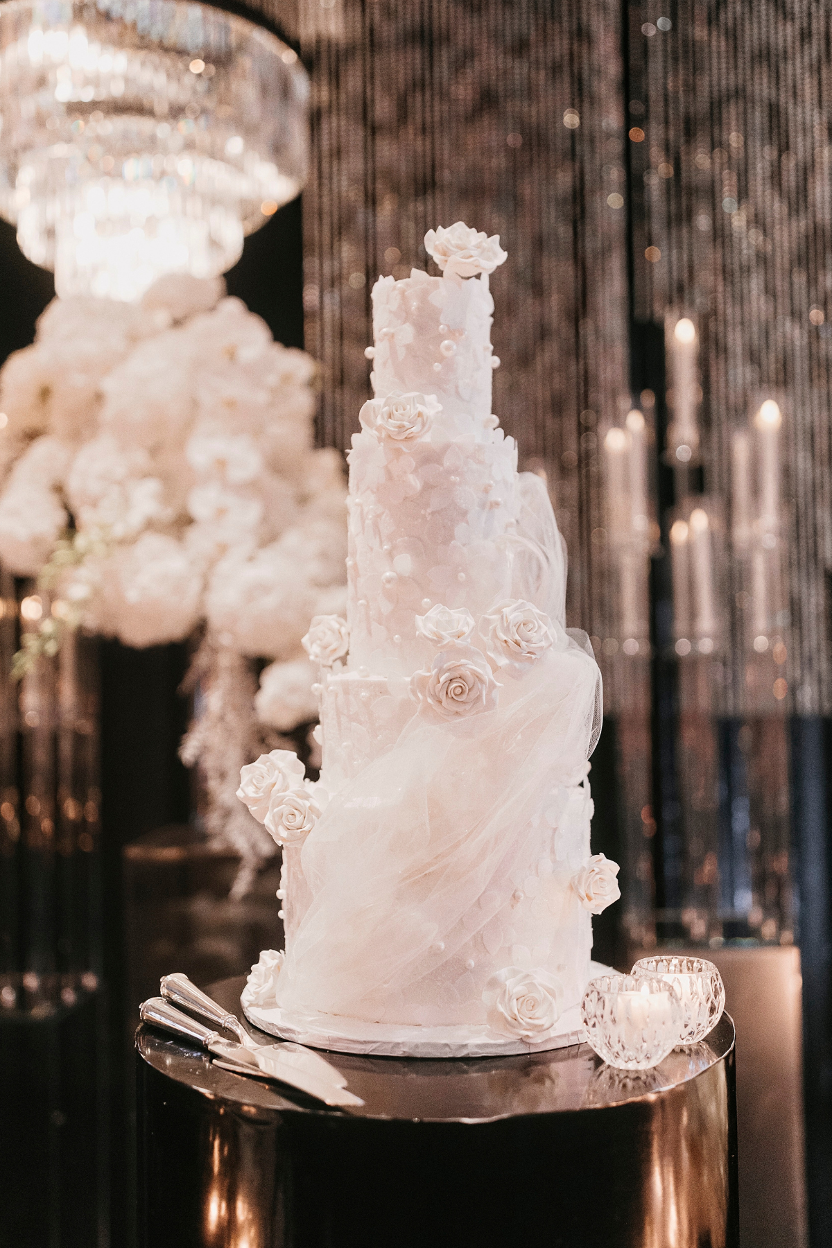 kavita-mohan-black-white-reception-candles-flowers-chandelier-cake