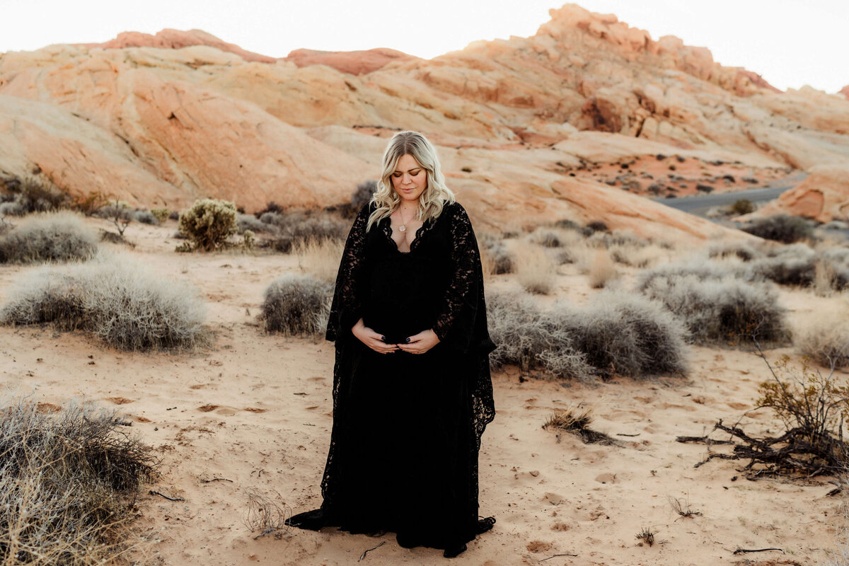 maternity-session-with-black-dress