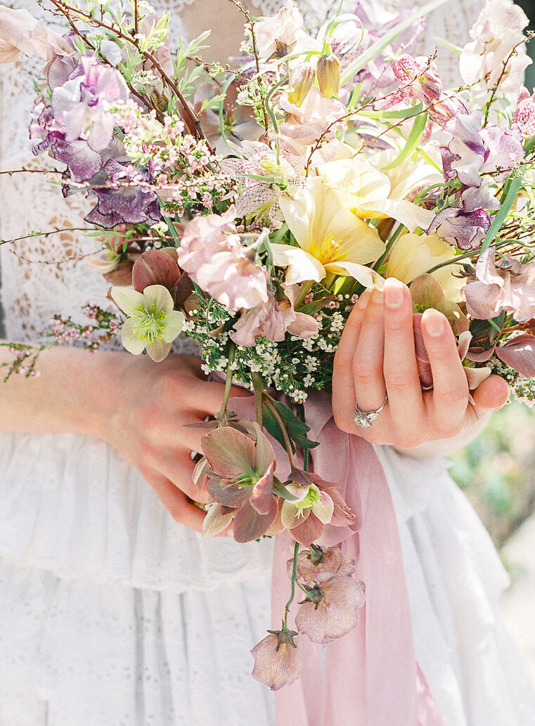 bridal-bouquet-french-chic-elopement