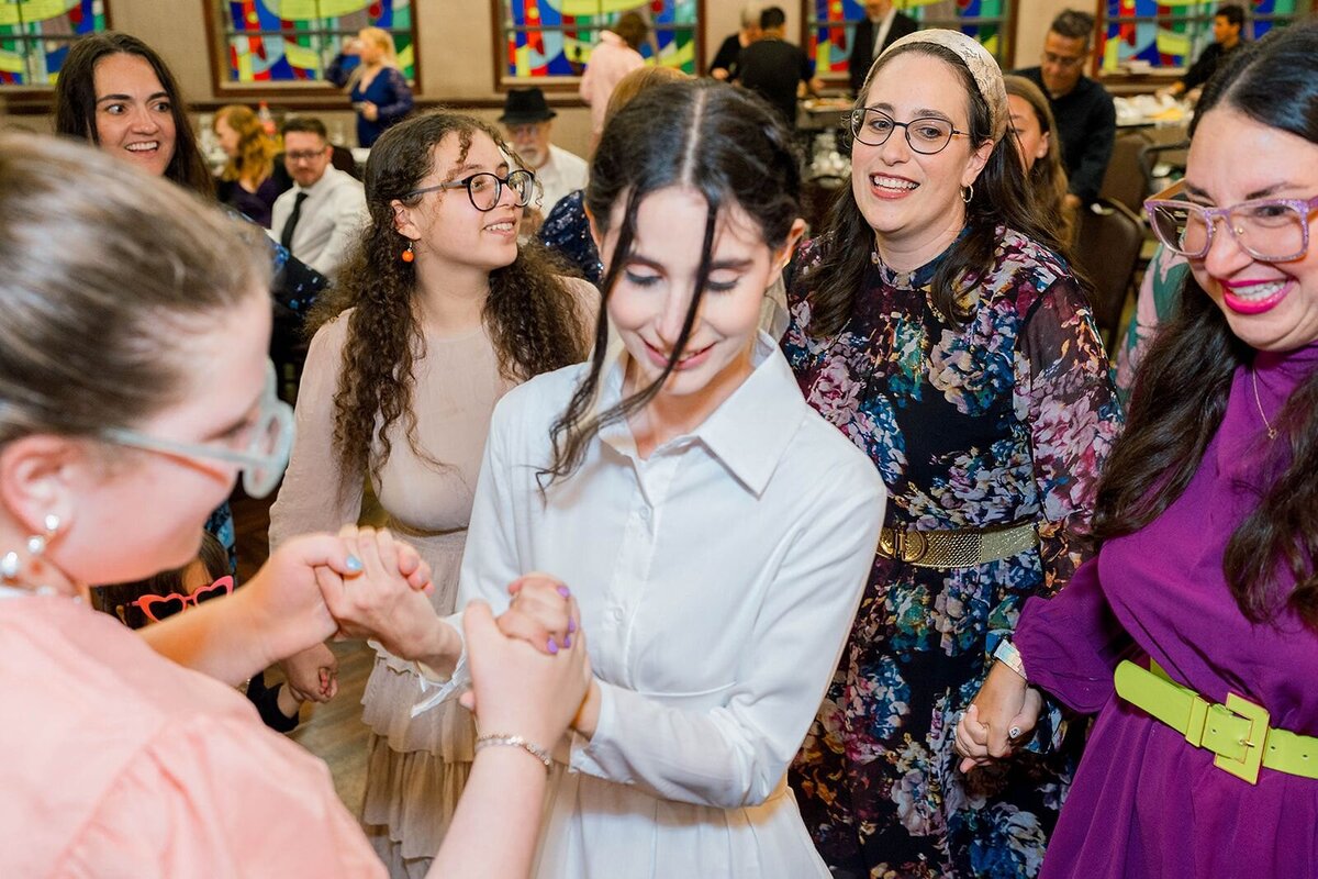 Eliana-Melmed-Photography-Chicago-LosAngeles-Jewish-WeddingPhotographer-CarmiKalman-WomensDancing-00031