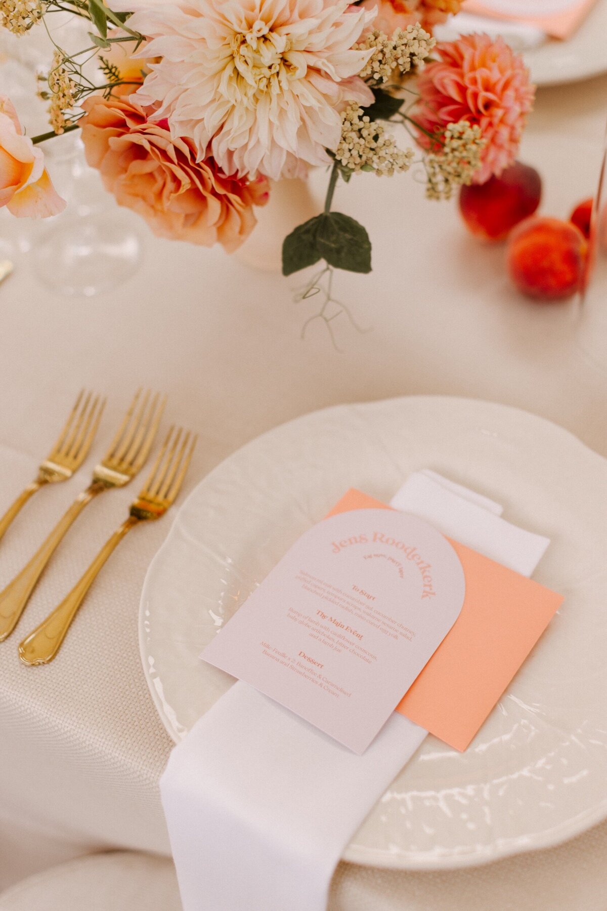 peach-wedding-theme-table-setting