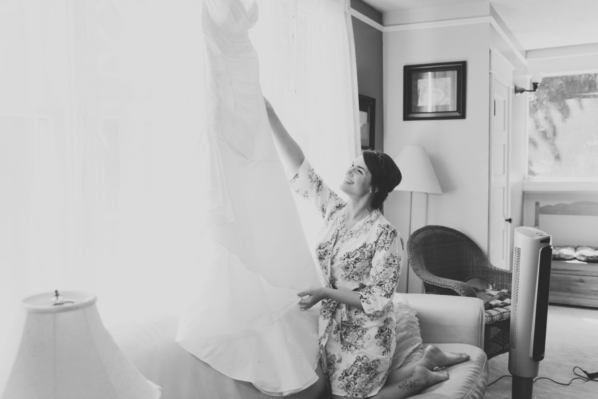 Portland bride getting ready and putting her dress on | Susie Moreno Photography