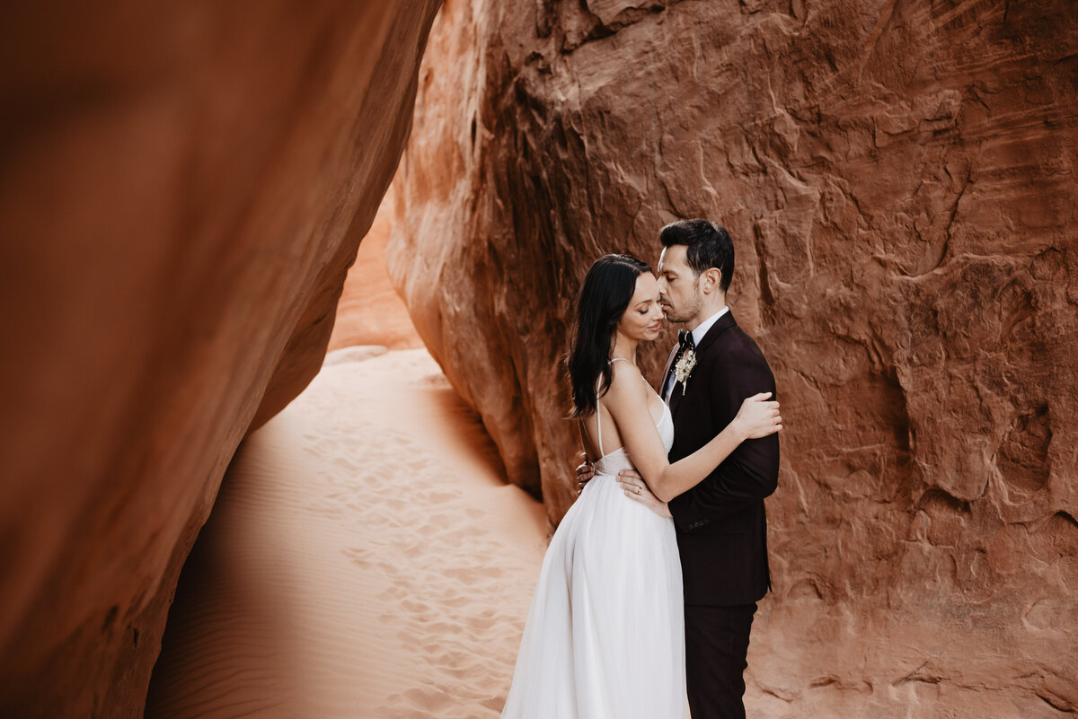 Utah elopement photographer captures groom kissing wife