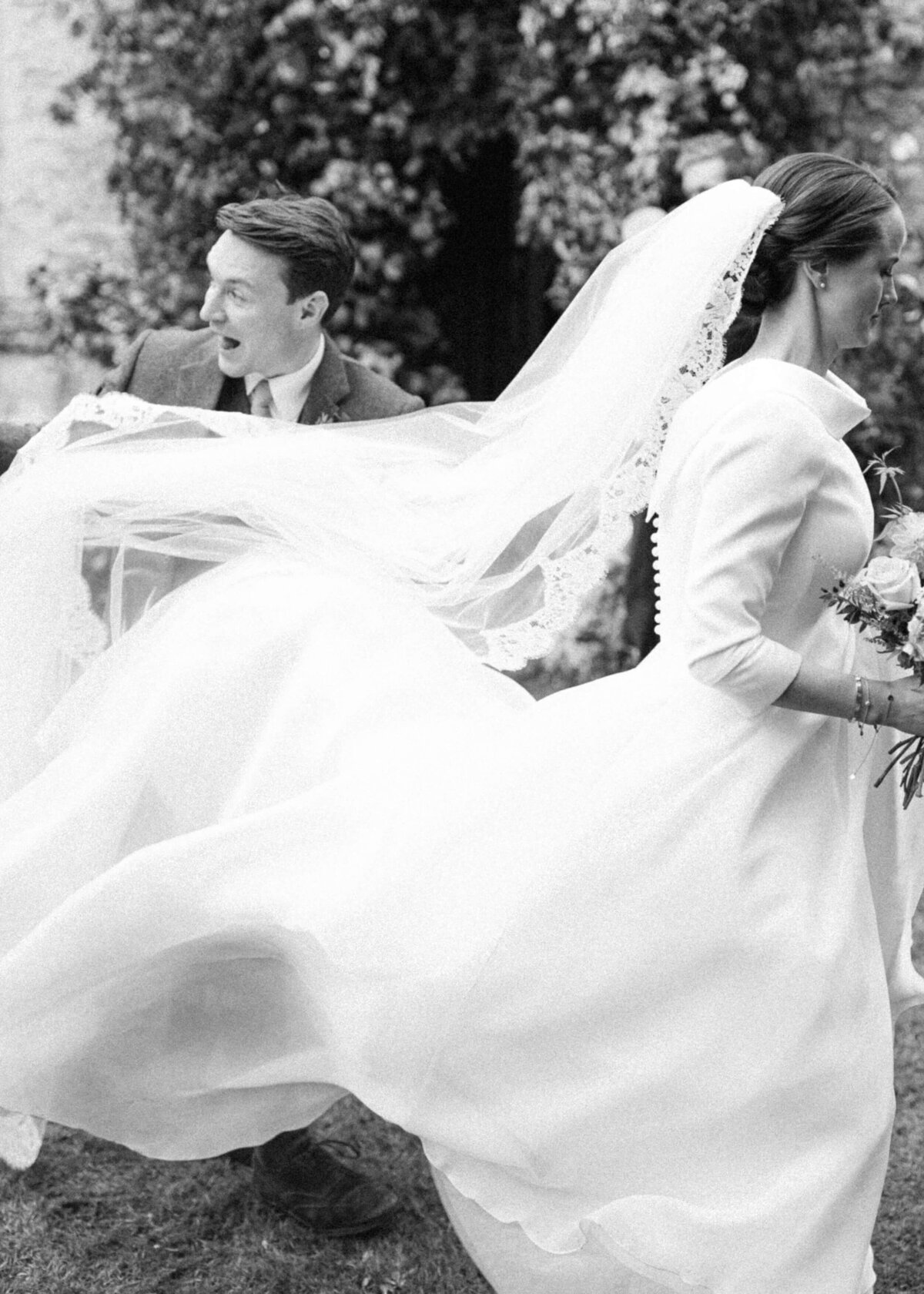 chloe-winstanley-wedding-oxford-gsp-suzanne-neville-dress-veil