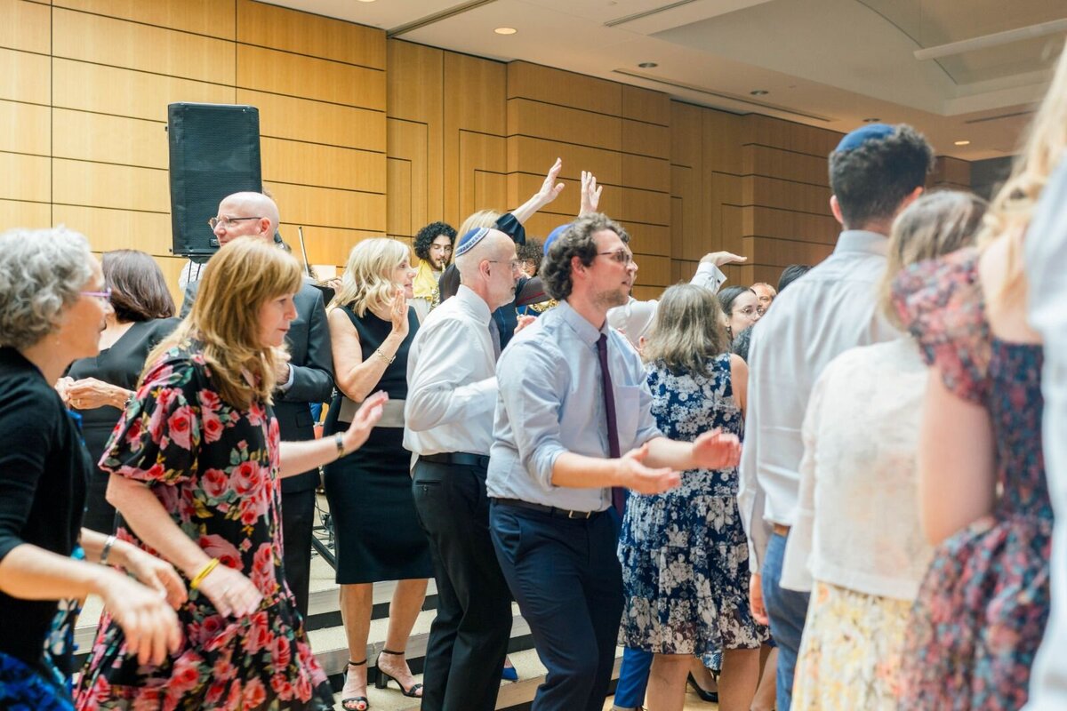 Eliana-Melmed-Photography-Chicago-LosAngeles-Jewish-WeddingPhotography-ShulaNoah-Simcha-Dancing-00062