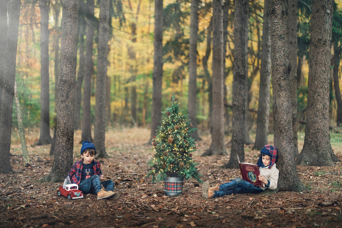 children get pictures taken by best nj family photographer for christmas minis in New Jersey