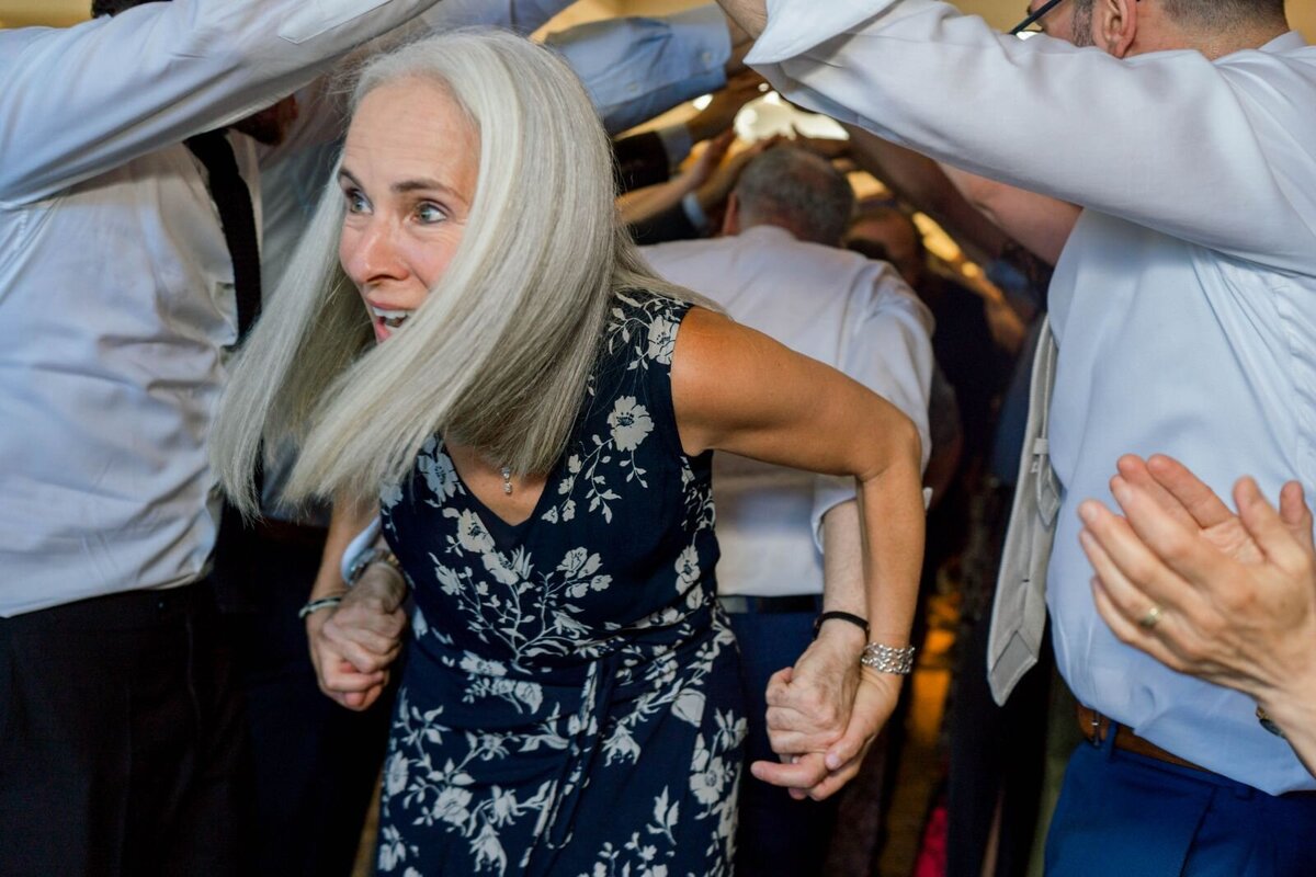 Eliana-Melmed-Photography-Chicago-LosAngeles-Jewish-WeddingPhotography-ShulaNoah-Simcha-Dancing-00015