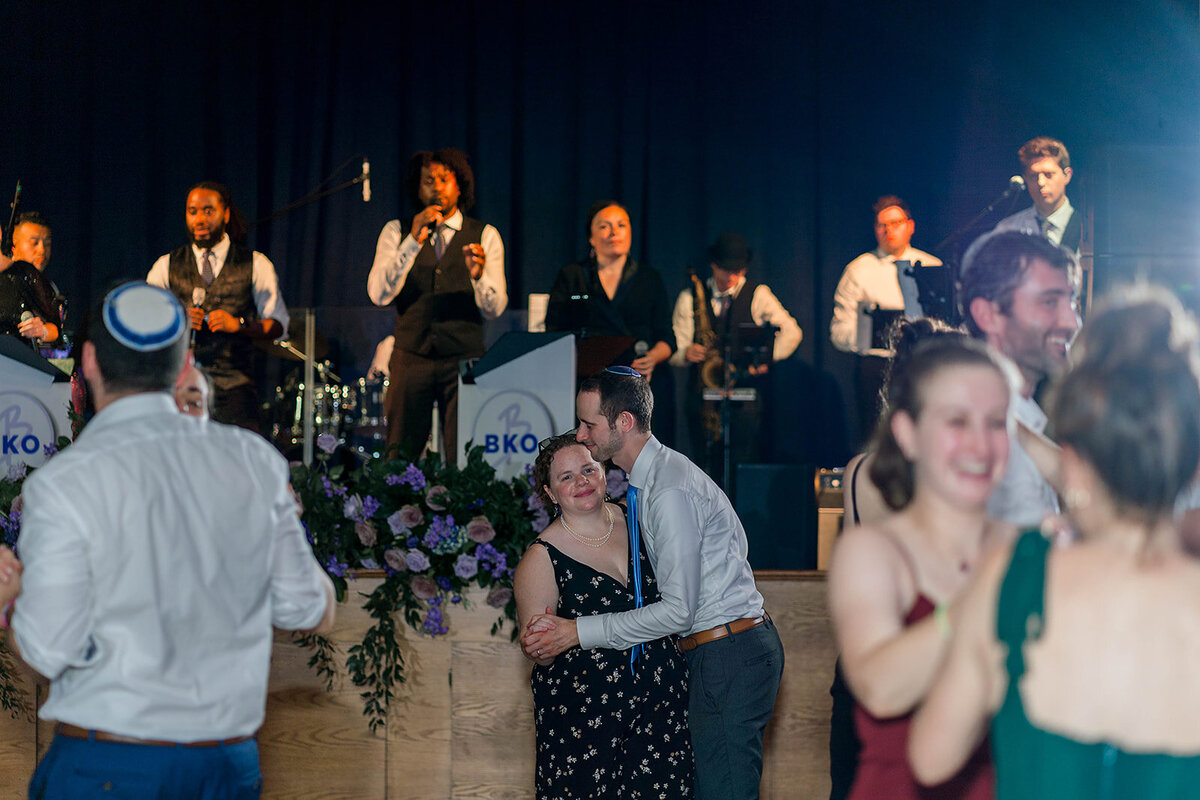 Eliana-Melmed-Photography-Chicago-LosAngeles-Jewish-WeddingPhotography-ElianaSklar-DanceFloor-00273