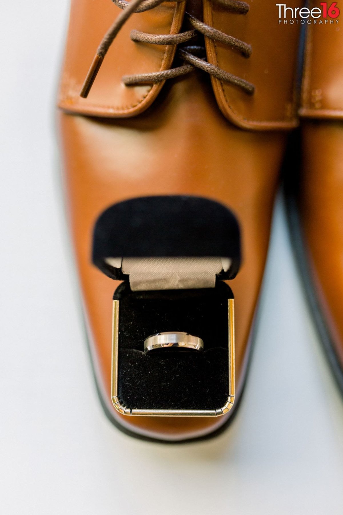 Groom's shoes and the wedding ring