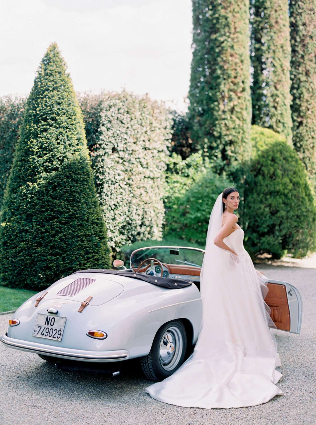 Vintage car parked in front of Villa Balbiano for a wedding ceremony